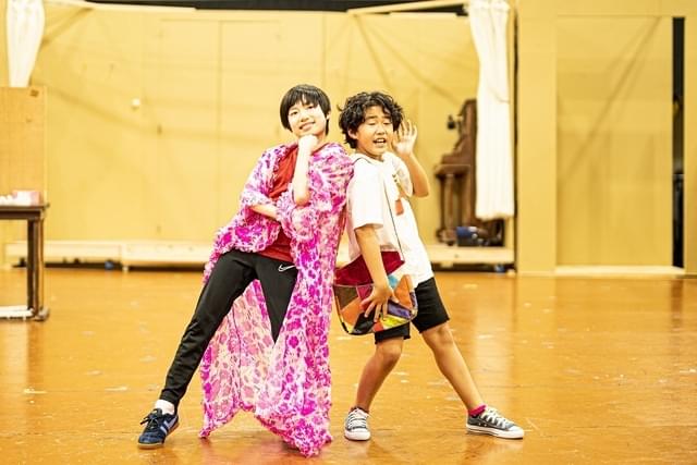 親友マイケル（高橋唯束、右）と自分らしく生きようと踊るビリー（春山）