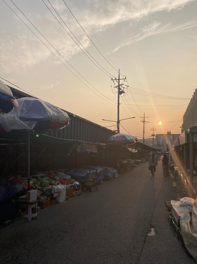 週末には夜市が開催される下町の市場