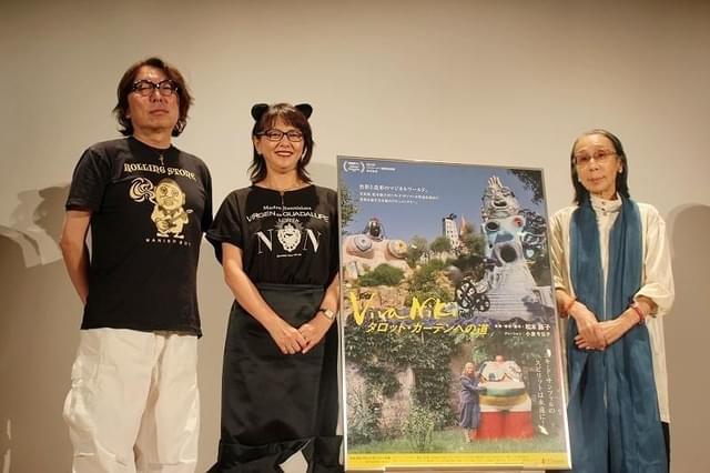 松本路子監督（右）と「黒猫同盟」上田ケンジ、小泉今日子