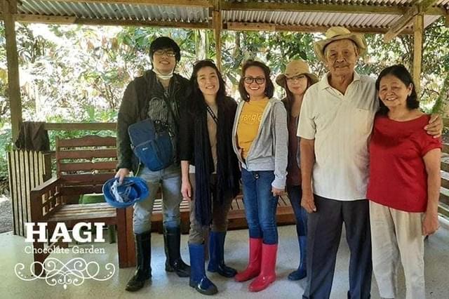 昨年11月、フィリピン・ダバオのカカオ農家を訪れた時の柴田館長（写真左から2人目）。カカオ農家から直接カカオを買い付けるフェアトレードを行う