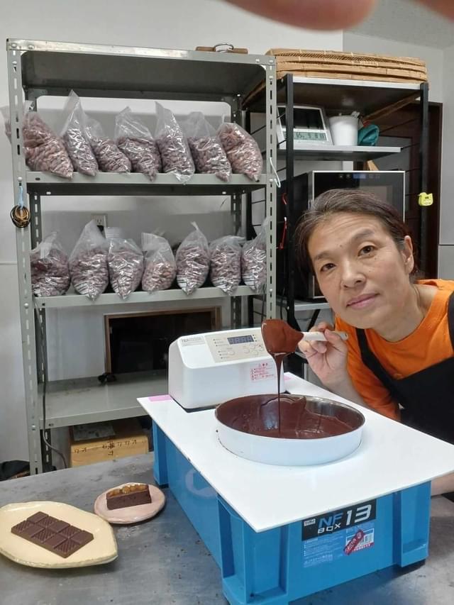 チョコレートを製造中の柴田館長