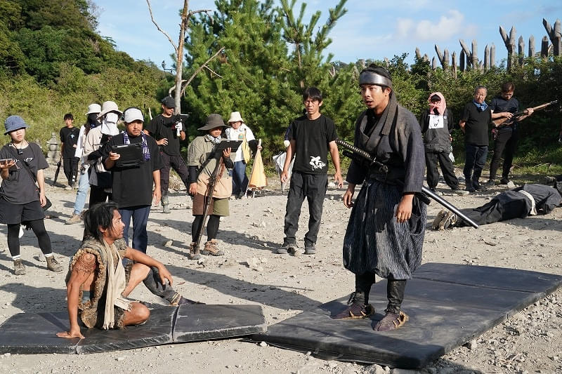 映画「十一人の賊軍」撮影現場潜入レポート 新たな集団抗争劇への期待が高まる生々しい舞台装置、白石和彌監督の思い