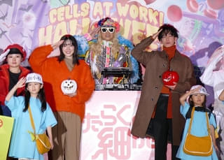 細胞ドゥダンス！ 永野芽衣×佐藤健×DJ KOOが渋谷で「はたらく細胞」ハロウィンパーティ