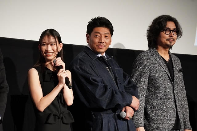 仲間を制止する刑事 カメ止め”上田慎一郎監督、体調不良で現場離脱もリモート演出！主演の内野聖陽「自宅からカメラを止めるなってね」 - フォトギャラリー11 :  映画ニュース - 映画.com
