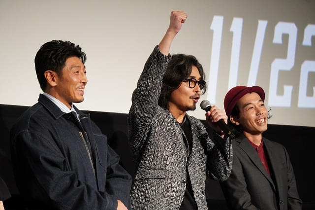 仲間を制止する刑事 