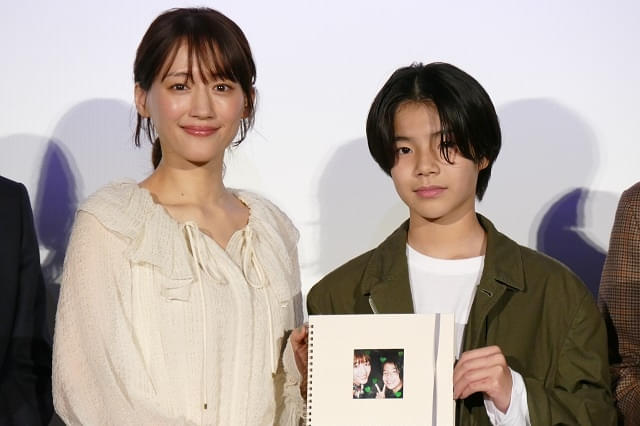 綾瀬はるか、自然体の主人公を演じ「むき卵に」 共演・大沢一菜に手作りアルバム手渡す