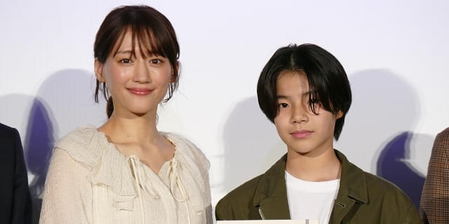 綾瀬はるか、自然体の主人公を演じ「むき卵に」 共演・大沢一菜に手作りアルバム手渡す : 映画ニュース - 映画.com