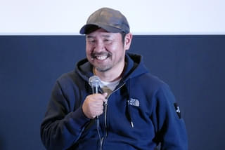 上田慎一郎監督、最新作「アングリースクワッド 公務員と7人の詐欺師」に“出演”していた！「僕、出てるんですよ。セリフありで」