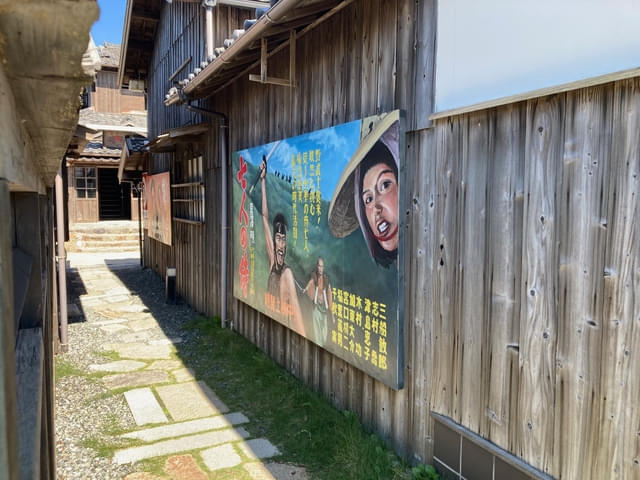 路地裏には古い映画の看板