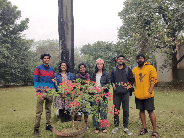 インド留学中の佐々木監督とスタッフ陣