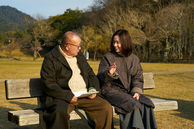 奈良の撮影現場での笑福亭鶴瓶と原田知世