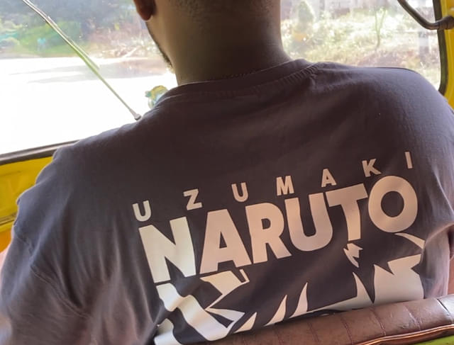 「NARUTO ナルト」のTシャツを着ていた若いドライバーさん