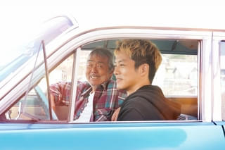 寺尾聰&松坂桃李共演「父と僕の終わらない歌」 父を支える家族と個性あふれる仲間たちの新場面写真