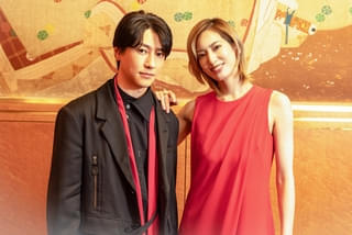 劇団☆新感線「紅鬼物語」の鬼役で、宝塚の男役から女優へ 進化&変化で魅せる柚香光と鈴木拡樹が響き合う!【若林ゆり 舞台.com】