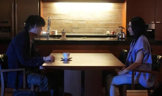 綾野剛vs.柴咲コウ、緊迫の演技合戦! 「でっちあげ」世にも奇妙な家庭訪問を収めた比較映像 三池崇史監督「二人とも狂ってる(褒)」
