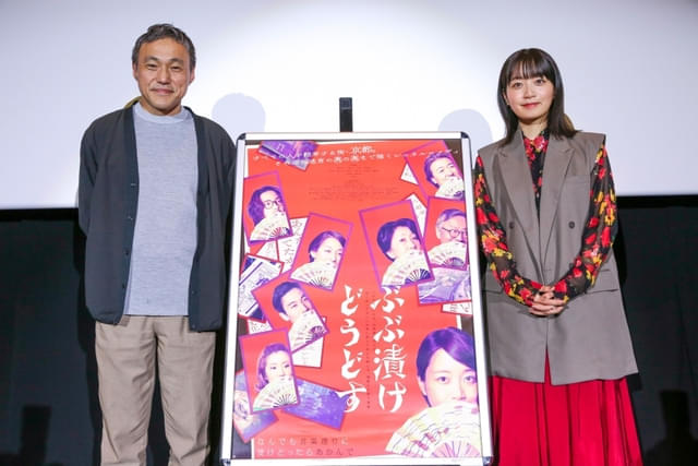舞台挨拶に立った冨永昌敬監督と深川麻衣
