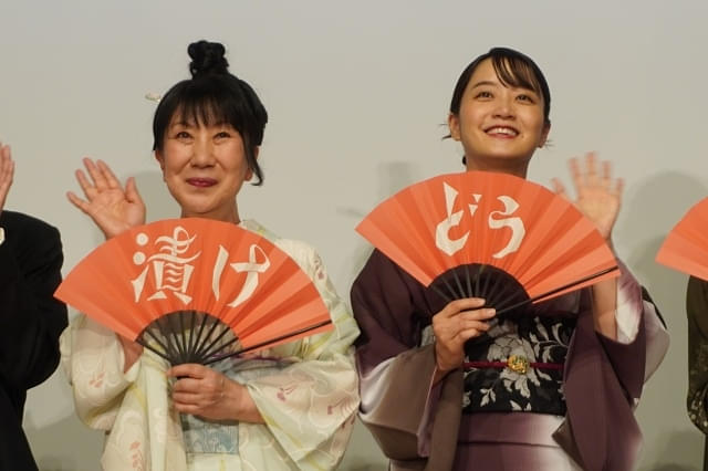 室井滋(左)、深川麻衣(右)