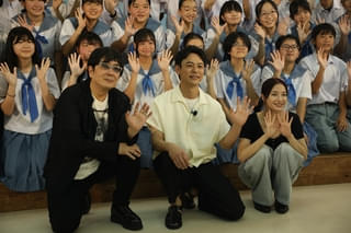 妻夫木聡&広瀬すず&大友啓史監督、那覇中学校をサプライズ訪問 生徒32人と“沖縄の平和と未来”について語り尽くす