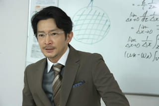 【本日6月11日は津田健次郎の54歳の誕生日】知性と静かな色気…謎多き数学者を演じる本編映像