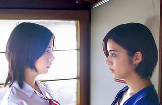 タイムリープで生まれた謎、謎、謎……先読み不可能の展開! 池田エライザ×阿達慶「リライト」ミステリPV