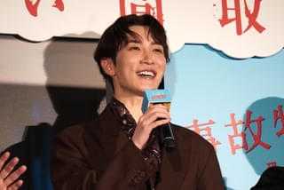 渡辺翔太、黄色い歓声ゼロに戸惑い 吉田鋼太郎「思いあがんな(笑)」【「事故物件ゾク」完成披露】