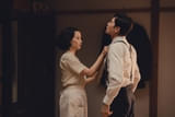 広瀬すず＆松下洸平の夫婦ショット初公開！ カズオ・イシグロ原作「遠い山なみの光」11点の場面写真を披露