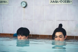吉沢亮が湯船でリラックス&イライラ 「貴様ぁー!!!」と絶叫する「ババンババンバンバンパイア」本編映像