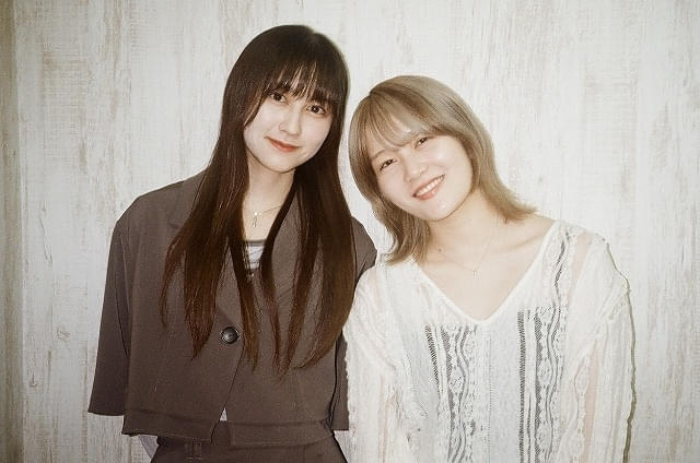 河野聖香、龍村仁美（右）