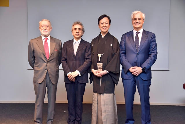 (左から)ミゲル・ゴメス・デ・アランダ駐日スペイン臨時代理大使、アルベルト・カレロ・ルゴ(映画祭プロデューサー)、坂東玉三郎、イグナシオ・ガルシア=ベレンゲール・ライタ(マドリード王立劇場CEO)
