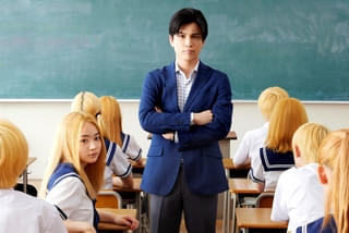 岩田剛典がイタい中学教師に! 映画「金髪」世間を揺るがす大騒動を捉えた特報&追加キャストを発表