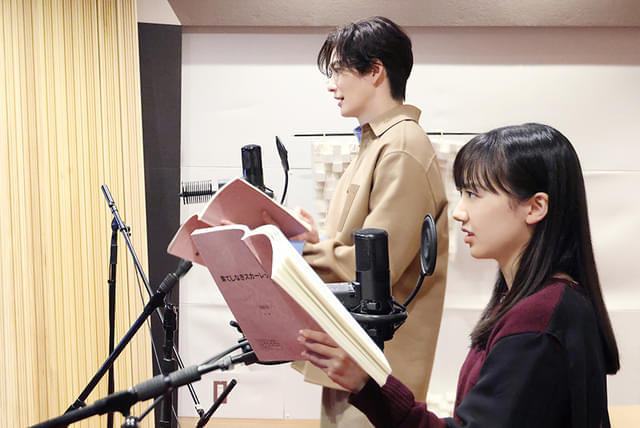 プレスコ中の岡田将生と芦田愛菜