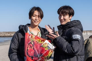 「事故物件ゾク」前作主演の亀梨和也が本人役で出演 渡辺翔太と熱烈ハグ＆談笑するオフショット公開