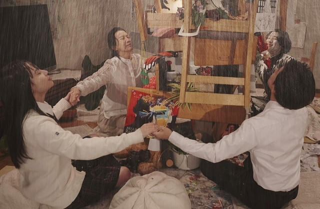 壊れていく家族×UMAを轢いたカップル×失声症の生徒と心通わせる教師 「メイソウ家族」“3つの世界”がつながる予告＆場面写真