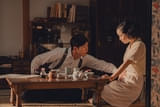 松下洸平がキャスティングされた理由 「遠い山なみの光」新場面写真も公開