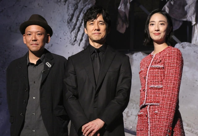(左から)真利子哲也監督、西島秀俊、グイ・ルンメイ