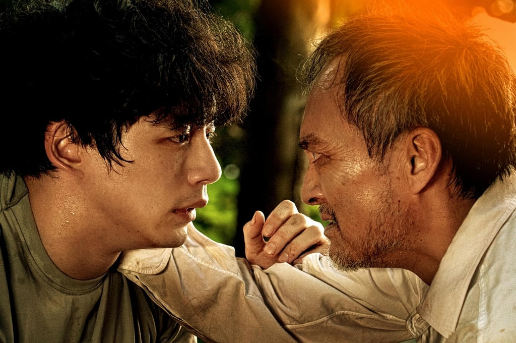 坂口健太郎×渡辺謙「盤上の向日葵」、主人公の“激動の人生”が渦巻く場面写真を披露