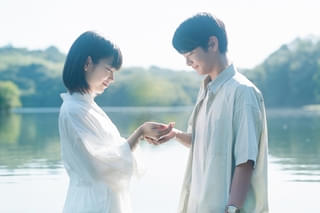 當真あみ主演「ストロベリームーン」、登場人物たちの思い出を凝縮した場面写真を披露【コメントあり】