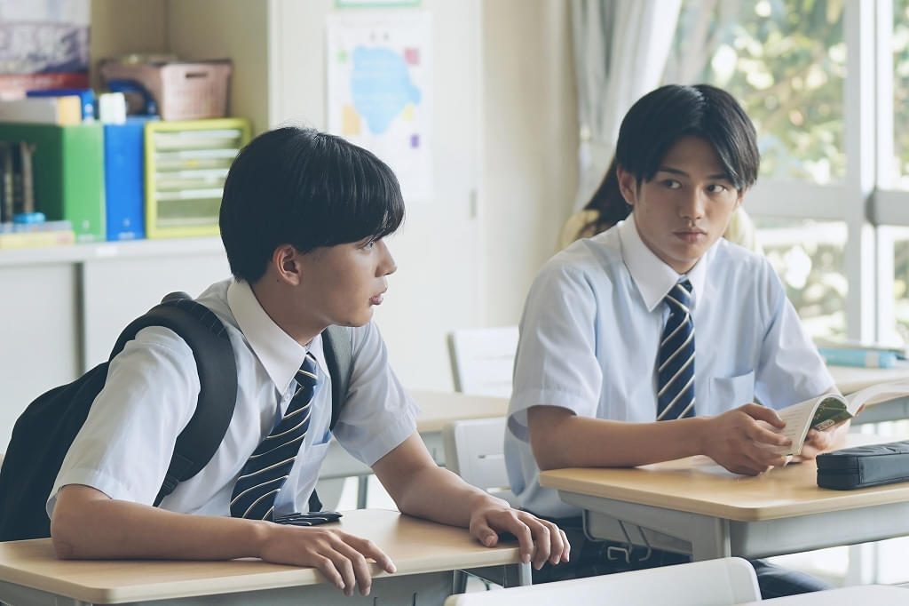 AmBitious・真弓孟之、映画初出演作「恋に至る病」から先輩・長尾謙杜や山田杏奈との共演シーンを捉えた新場面写真