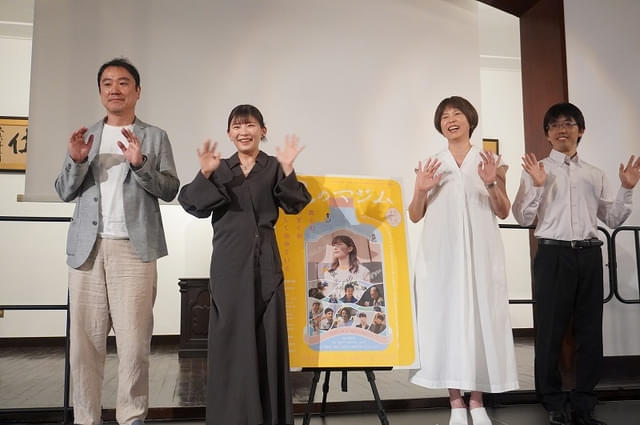 (左から)小林富雄教授、伊藤沙莉、原田マハ、伊ヶ崎大理教授