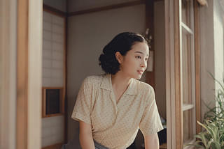 「遠い山なみの光」あらすじ・概要・評論まとめ ～複雑な原作の構造を巧みに映像化しながら、未来への一縷の希望を謳う～【おすすめの注目映画】
