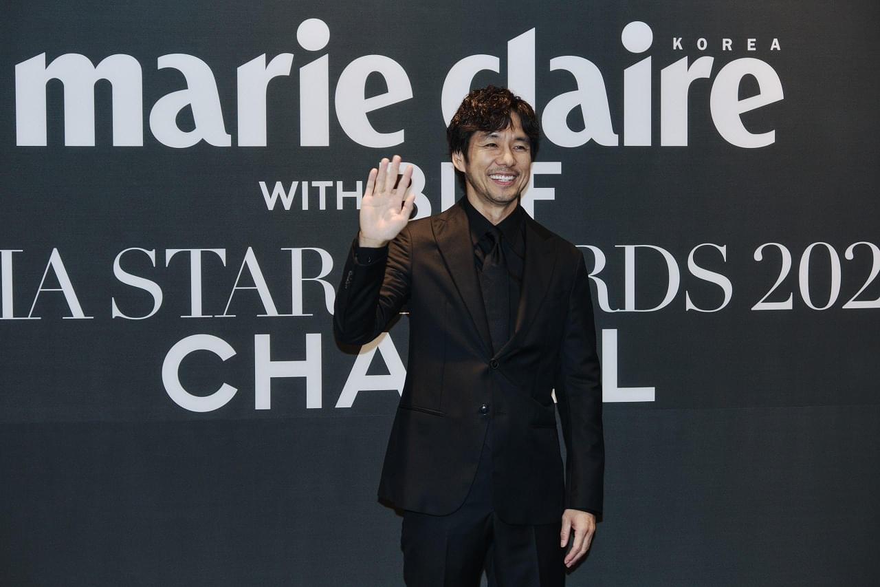 西島秀俊、釜山国際映画祭で舞台挨拶に登場＆ASIA STAR賞を受賞「より一層頑張っていきたい」