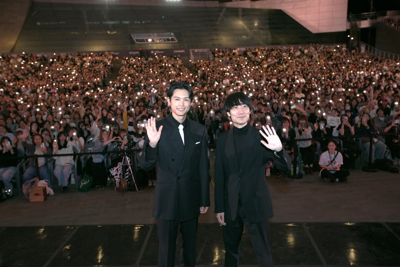 松村北斗、奥山由之監督と固い握手＆熱いハグ 「秒速5センチメートル」が釜山国際映画祭で公式上映