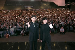 松村北斗、奥山由之監督と固い握手＆熱いハグ 「秒速5センチメートル」が釜山国際映画祭で公式上映