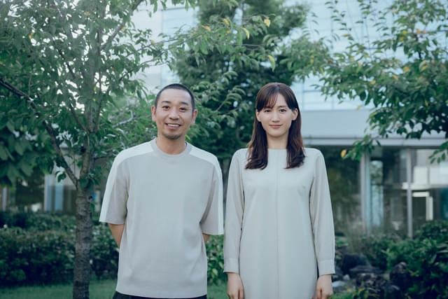 初共演で夫婦を演じる