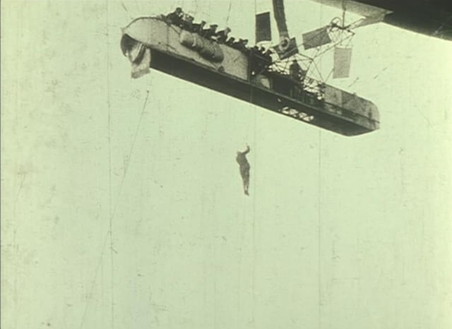 今回の調査で原題を特定した「空中のブラウン」(1913、監督ハリー・ピール)の決死的一場面