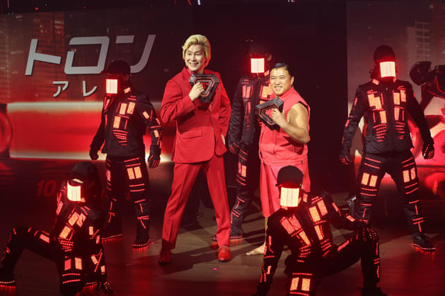 スギちゃんのGジャンが赤くなっちゃった!