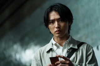 「今際の国のアリス」世界87の国と地域でTOP10入りの好スタート！ 過酷な“げぇむ”に挑む姿を捉えた緊迫の新場面写真15点公開