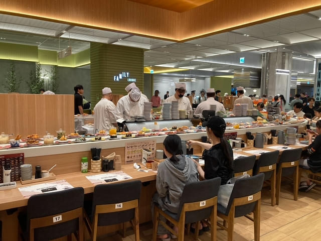高速バスターミナルビル内には回転寿司屋も