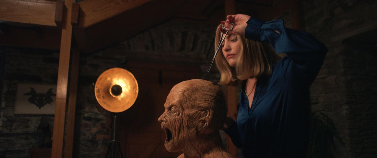 白髪の束、双子の写真、血液、奥歯…呪われた頭部からペンチで取り出す「視える」本編映像