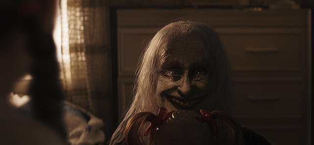 太ももに“3つの十字架のアザ”「死霊館 最後の儀式」撮影現場で起きた怪奇現象＆“呪いの鏡”の本編映像